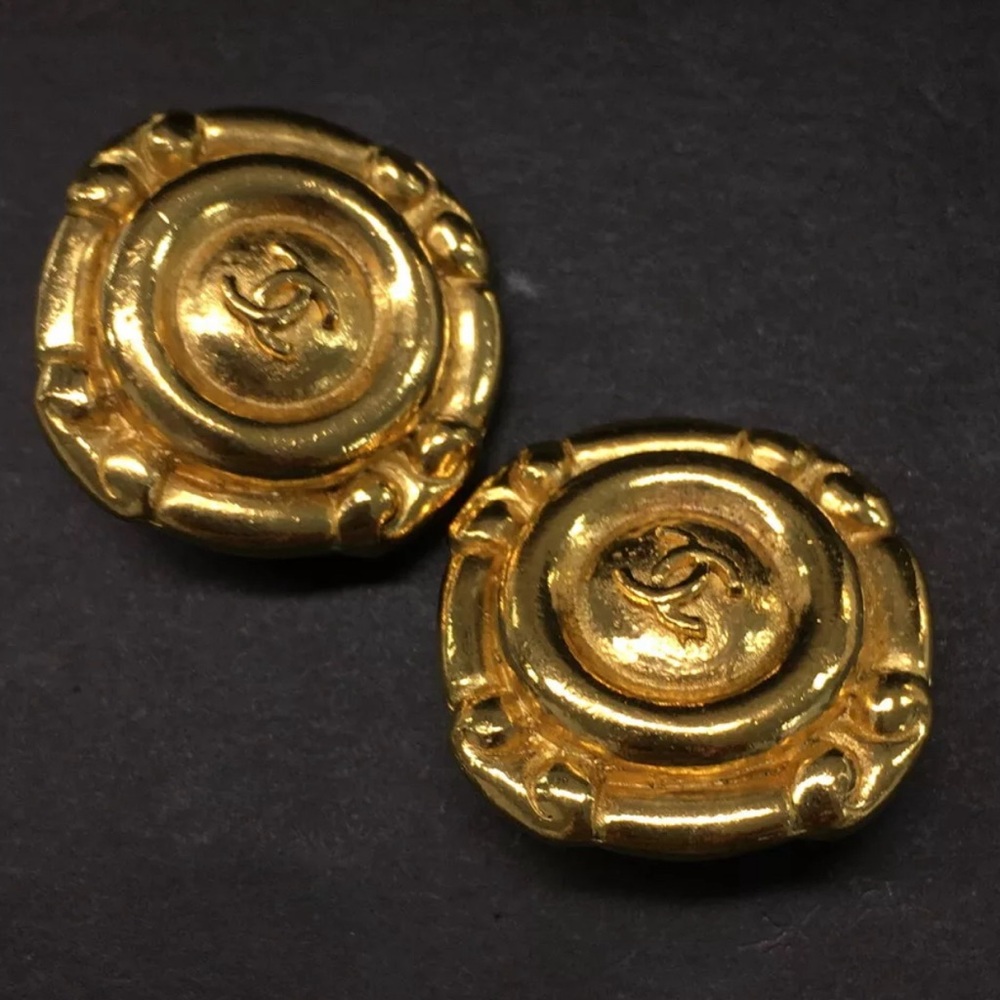 CHANEL CC Logo Gold Tone Earrings - Picture 5 of 8